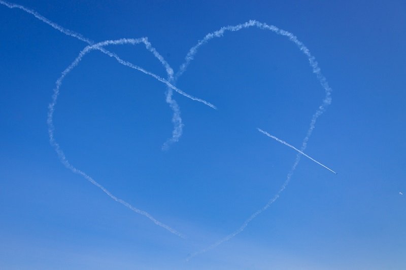 Изумительный след самолетов в виде сердца Изумительный след самолетов в виде сердца