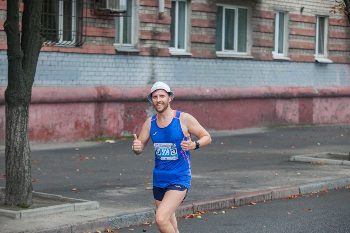 На самом деле в забеге участвовали только те, у кого не загибаются большие пальцы