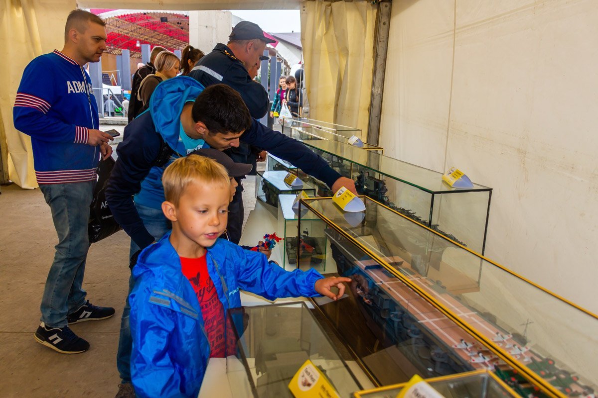 Папа, смотри, это линкор японского императорского флота времен Второй мировой войны типа «Ямато». Наверное... Папа, смотри, это линкор японского императорского флота времен Второй мировой войны типа «Ямато». Наверное...