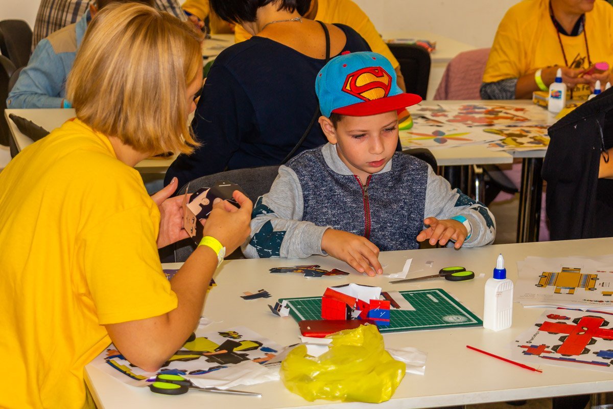 Дети самостоятельно клеили модельки Дети самостоятельно клеили модельки