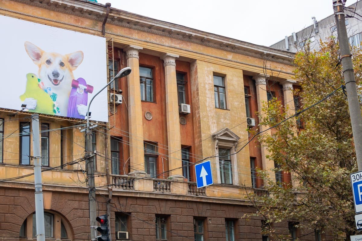 Здание утратило былую красоту