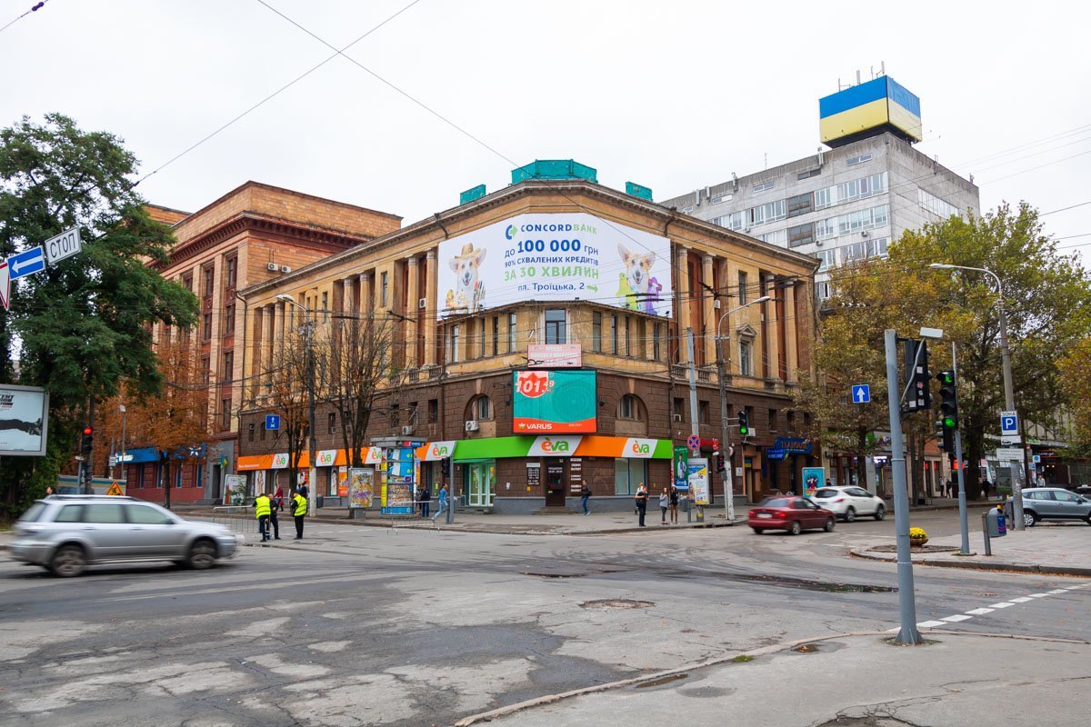 Сейчас там располагаются магазины