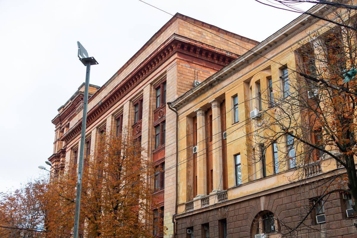 По соседству стоит не менее удивительное здание