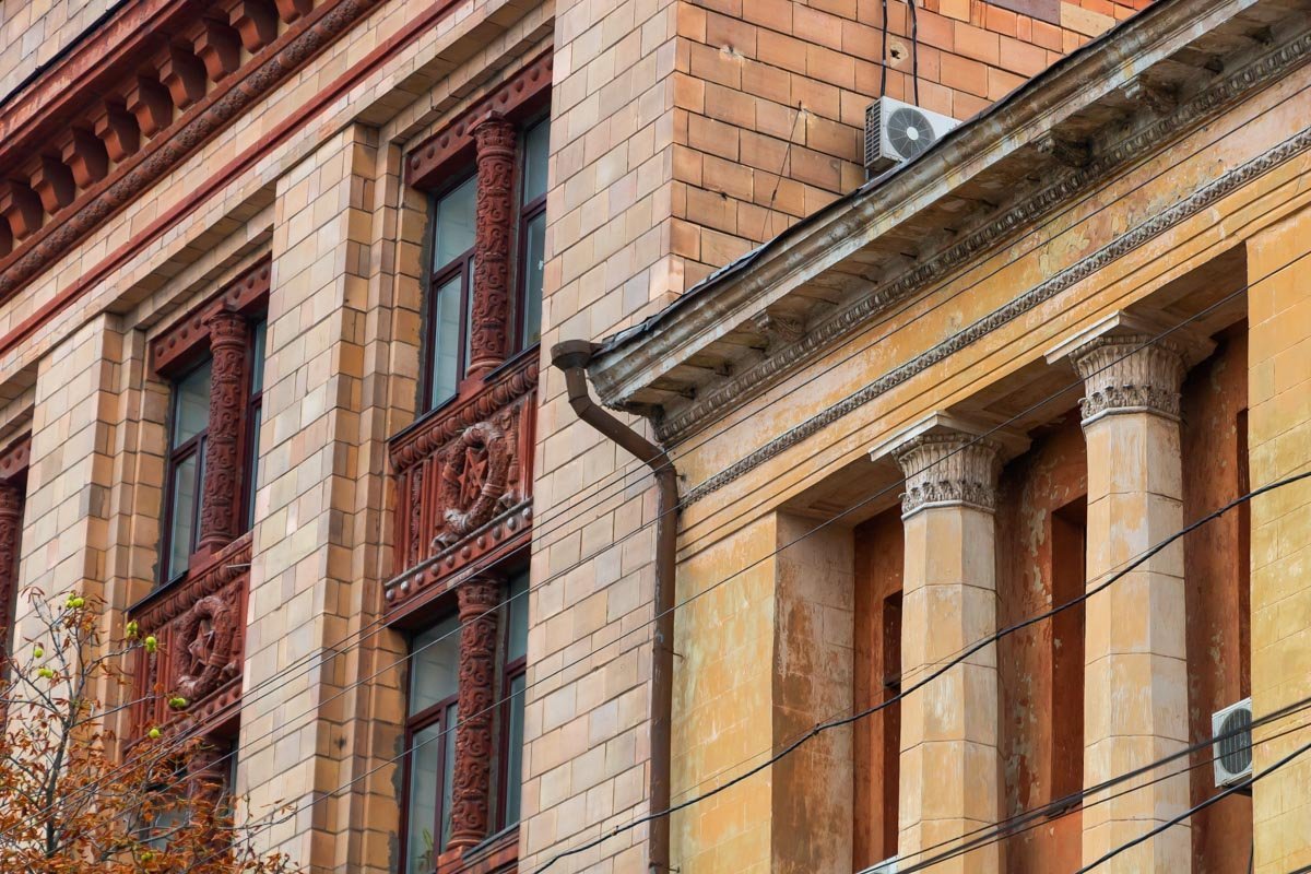 Они обнимаются