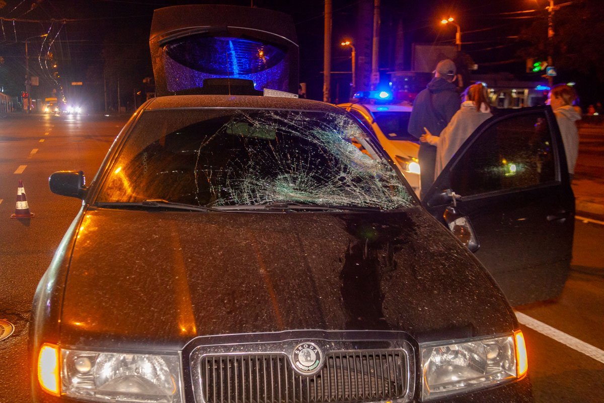 Skoda Octavia сбила пешехода, который перебегал дорогу, чтобы успеть на трамвай