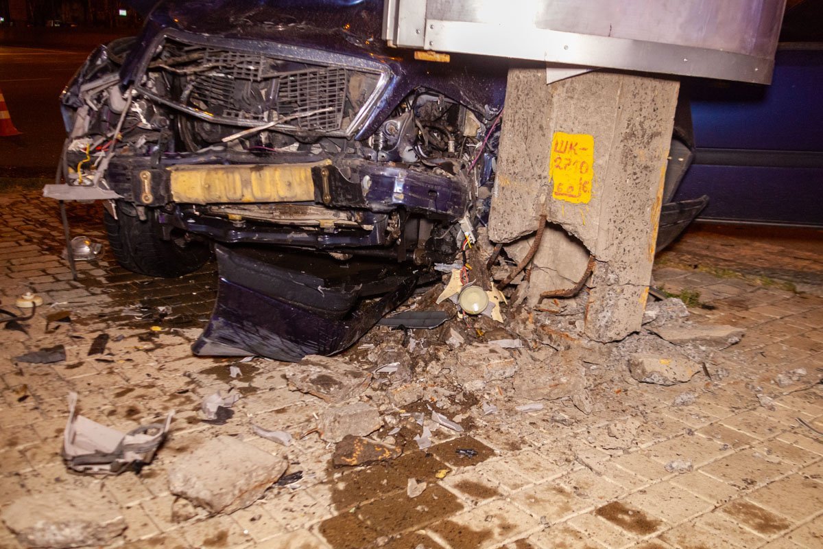 Столб, в который врезался автомобиль, находится в неустойчивом положении