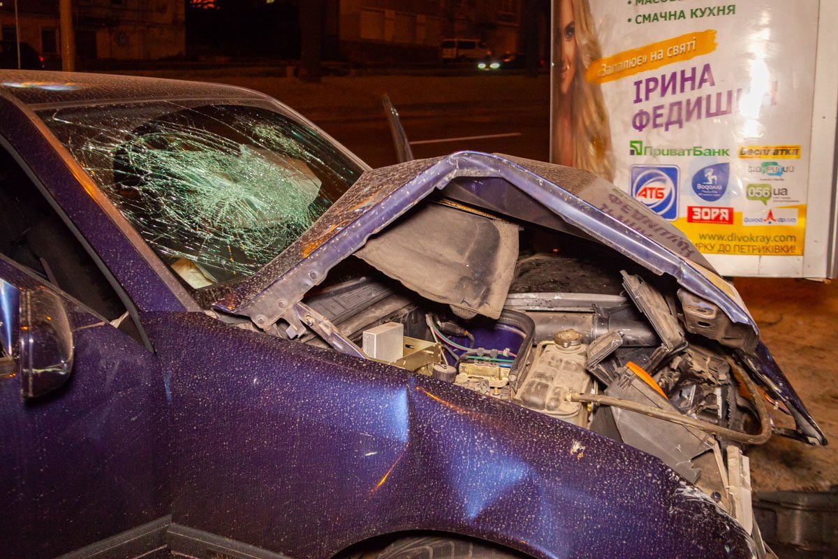 Оба автомобиля сильно повреждены