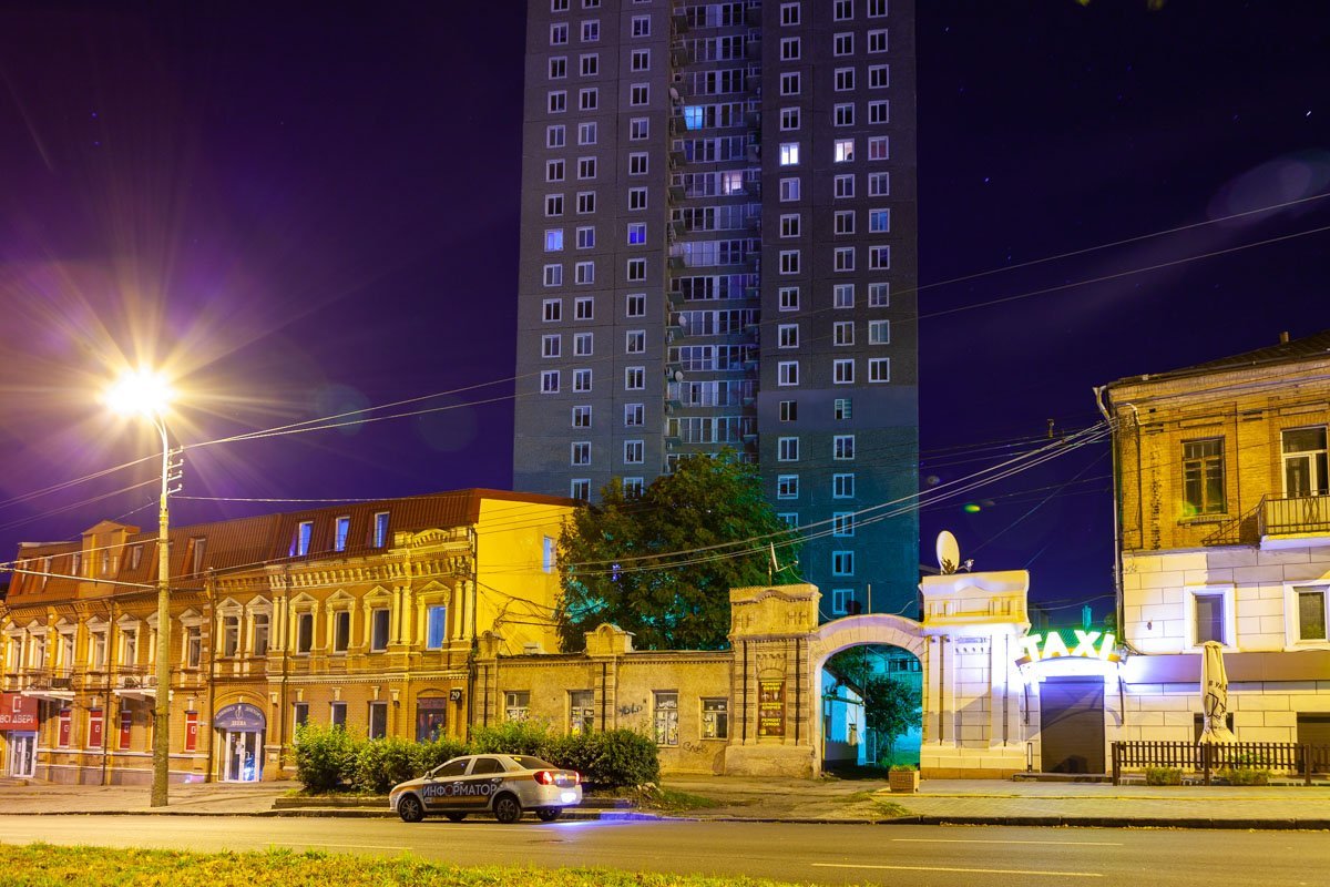 Пустынные улицы и холодный ветер, свободно гуляющий в закоулках