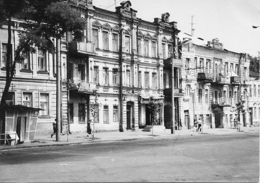 Раньше на верхнем этаже жила чета Котовых, а на нижних разместили учебные учреждения