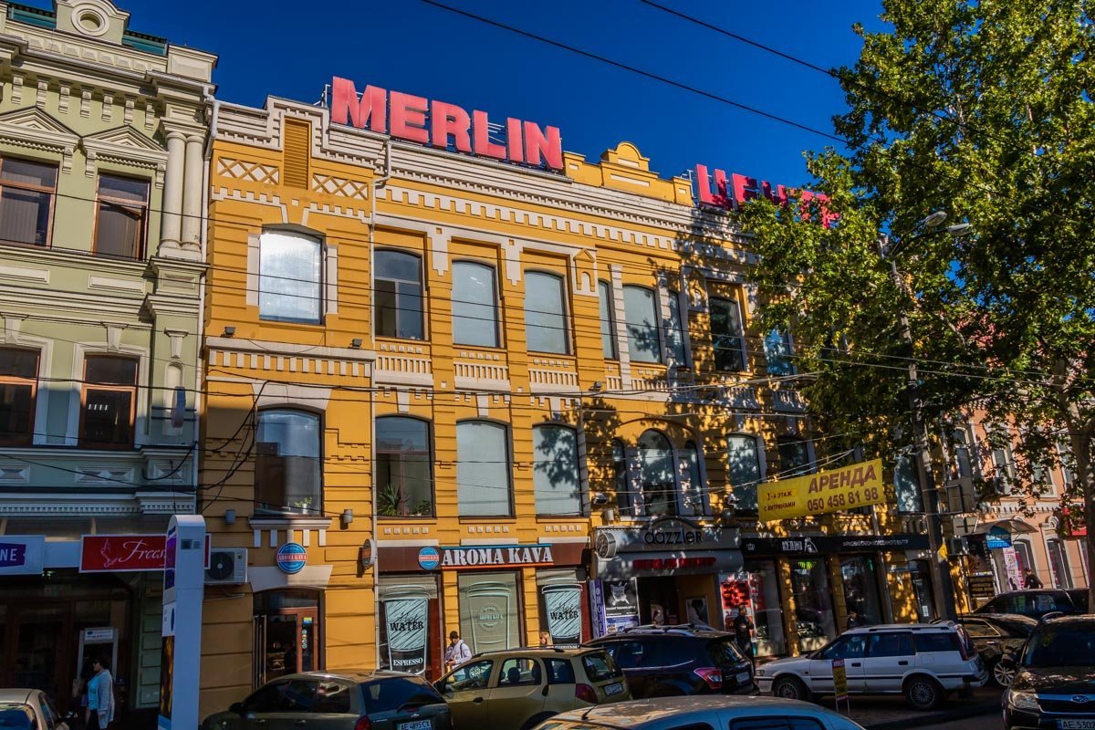 Многие жители города знают этот дом, как торговый центр «MERLIN»