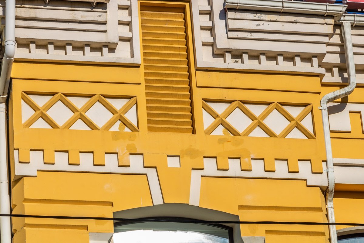 Лепка на доме стала грубее, но все же сохранилась