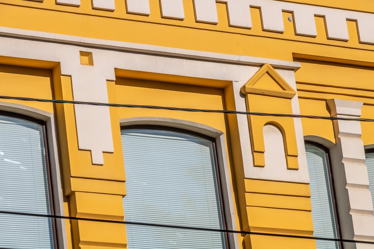 Фасад дома выглядит не так роскошно, как десятки лет назад