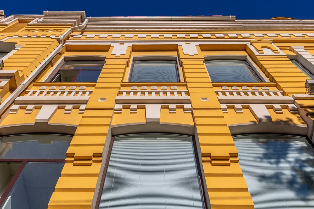 Вместо коммунальных квартир здесь теперь разместились офисы 