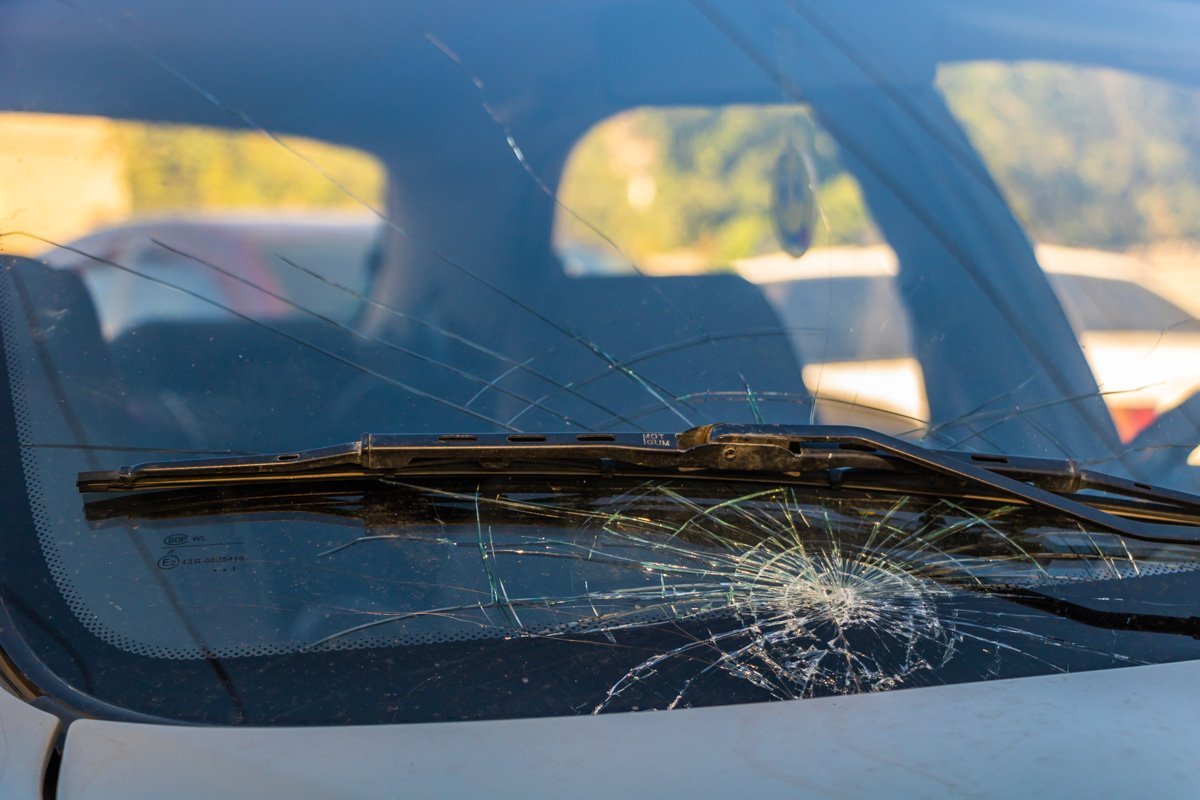 Водитель говорит, что он не заметил пешехода из-за другого авто