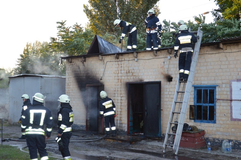 Пожар вспыхнул внутри одноэтажной постройки на территории предприятия Пожар вспыхнул внутри одноэтажной постройки на территории предприятия