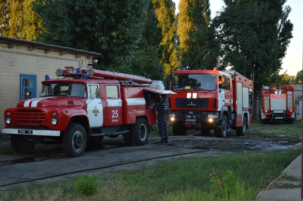 На борьбу с огнем направили три пожарно-спасательные части ГУ ГСЧС На борьбу с огнем направили три пожарно-спасательные части ГУ ГСЧС