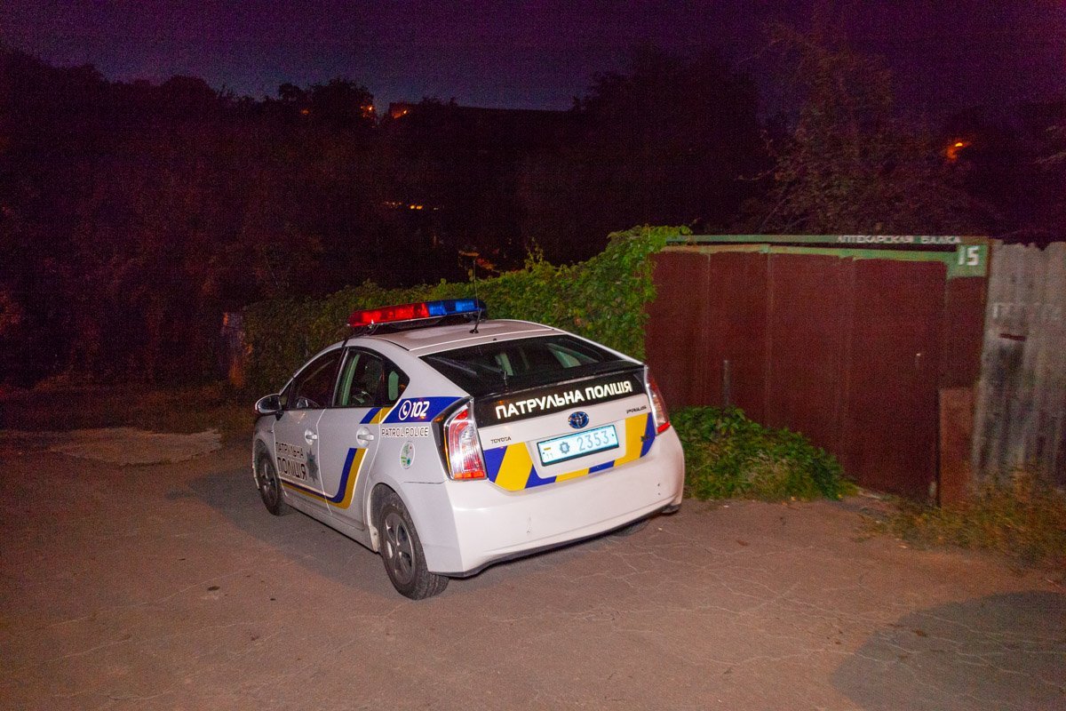 На место немедленно прибыло несколько экипажей патрульной полиции и следственно-оперативная группа