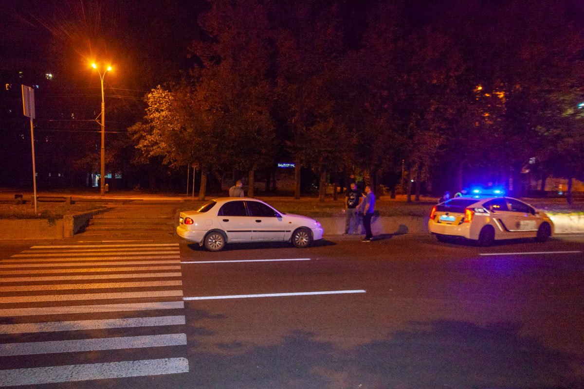 На проспекте Александра Поля автомобиль Daewoo сбил девушку. На проспекте Александра Поля автомобиль Daewoo сбил девушку.