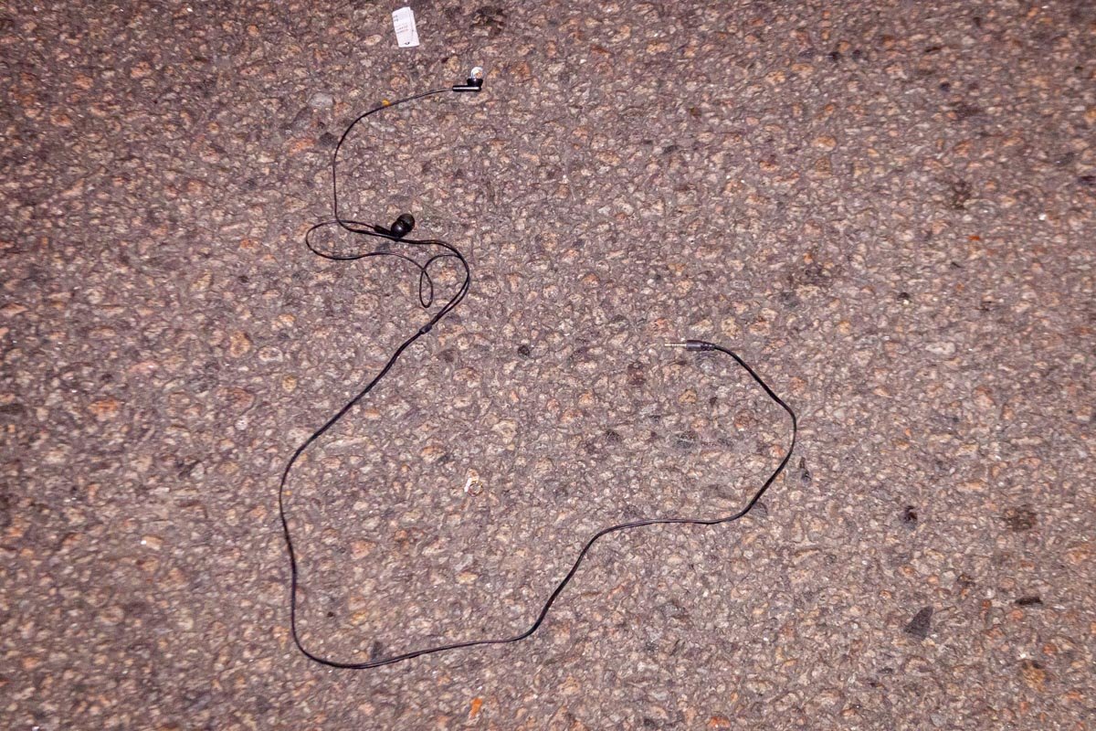 Очевидцы рассказали, что девушка переходила дорогу в наушниках и не смотрела по сторонам Очевидцы рассказали, что девушка переходила дорогу в наушниках и не смотрела по сторонам