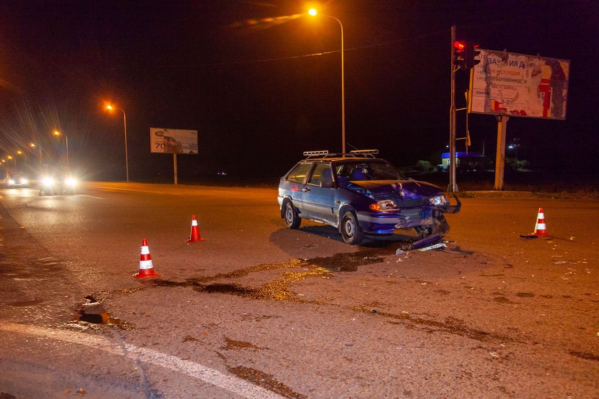 На перекрестке улиц Аэропортоской и Яснополянской автомобиль ВАЗ столкнулся с мотоциклом