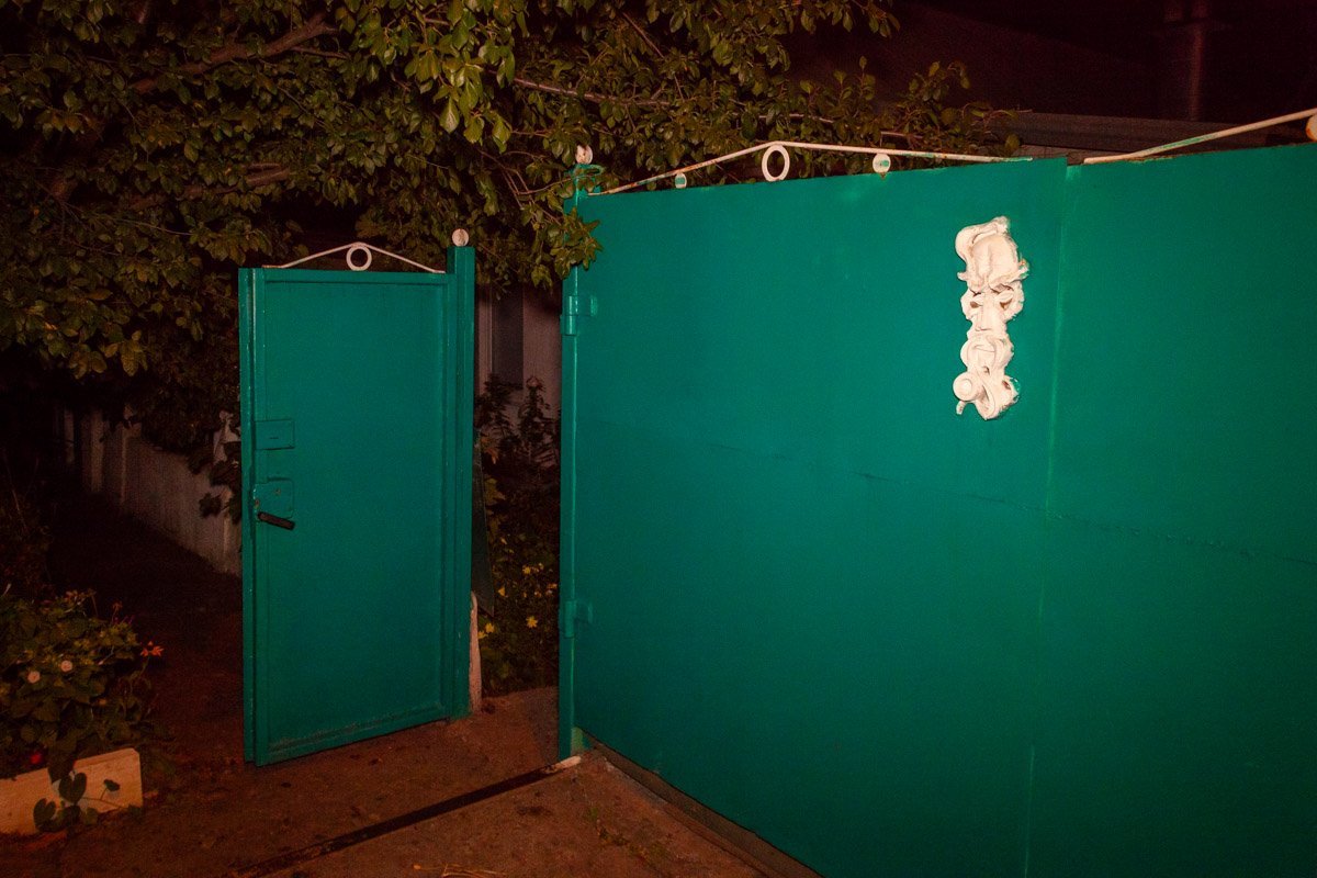 На линию "102" позвонила женщина, которая рассказала, что в ее двор ворвался сосед и начал стрелять