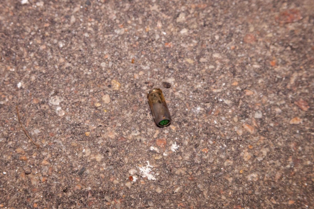 Полицейские действительно обнаружили во дворе 1 гильзу и 1 патрон