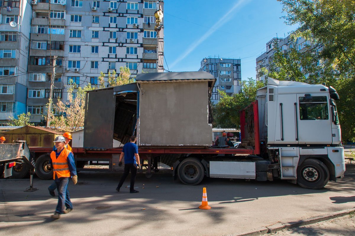 Спектакль окончен, гаснет свет и многоточий больше нет Спектакль окончен, гаснет свет и многоточий больше нет