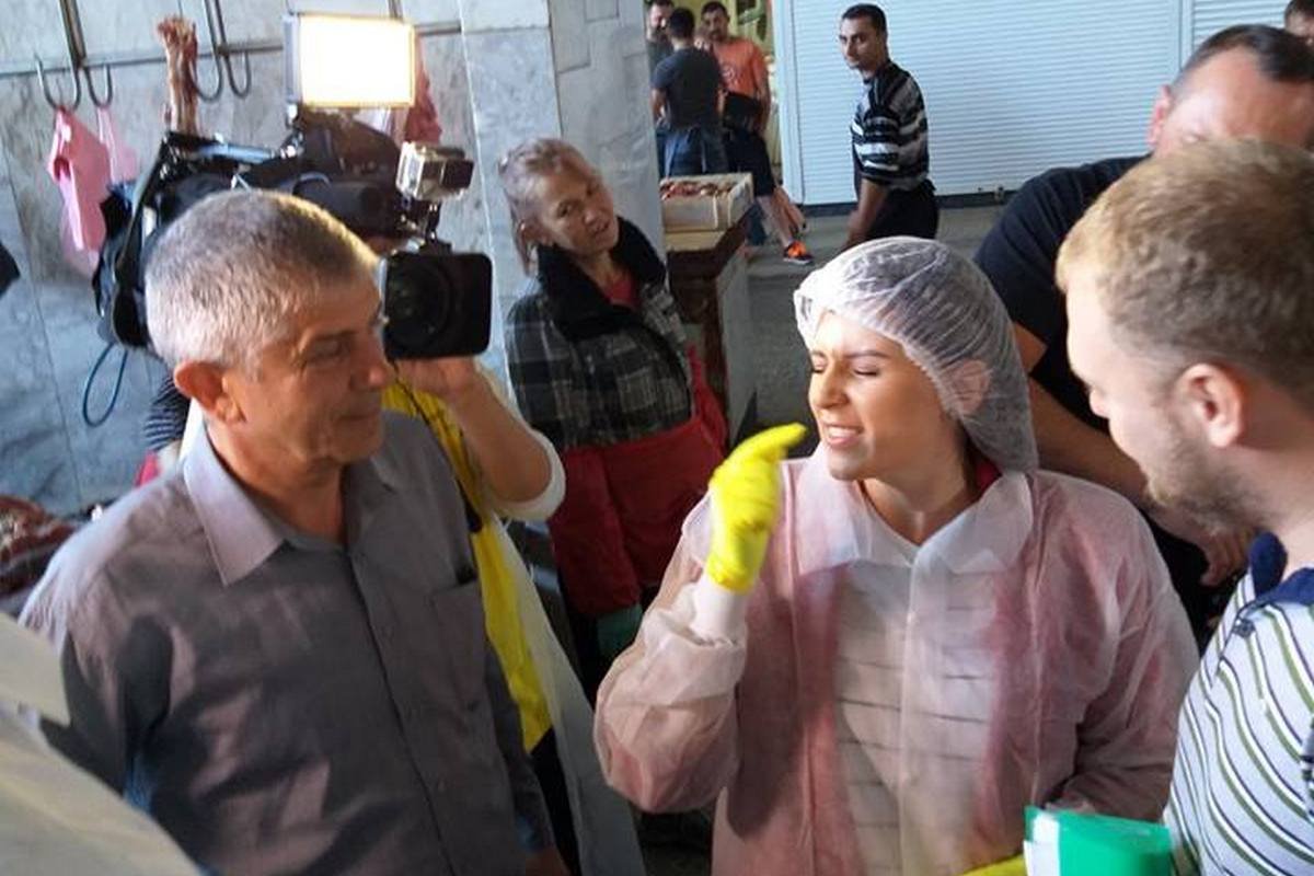 Судя по выражению лица Ирины, речь идет о мясе :) Судя по выражению лица Ирины, речь идет о мясе :)