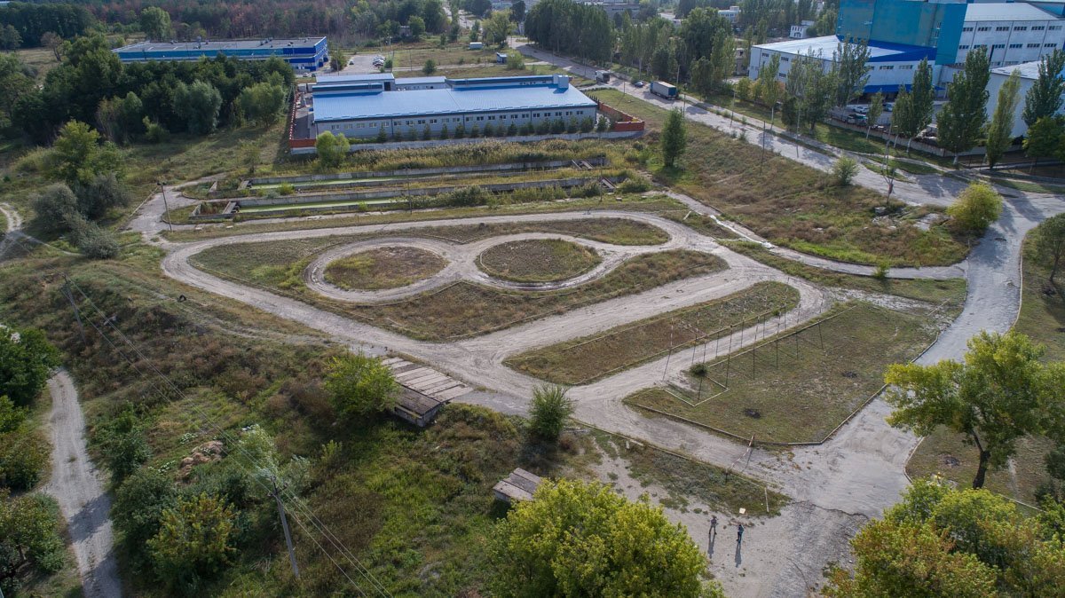 Известная всем автолюбителям специально оборудованная тренировочная площадка Известная всем автолюбителям специально оборудованная тренировочная площадка