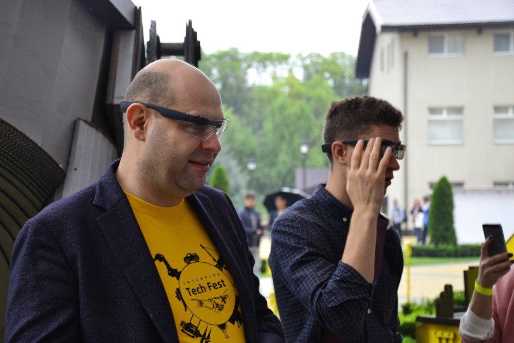 У гостей техфеста была возможность протестировать очки на стенде Interpipe