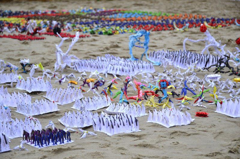 На песчаной площадке выстроились 5 500 бумажных воинов-оригами