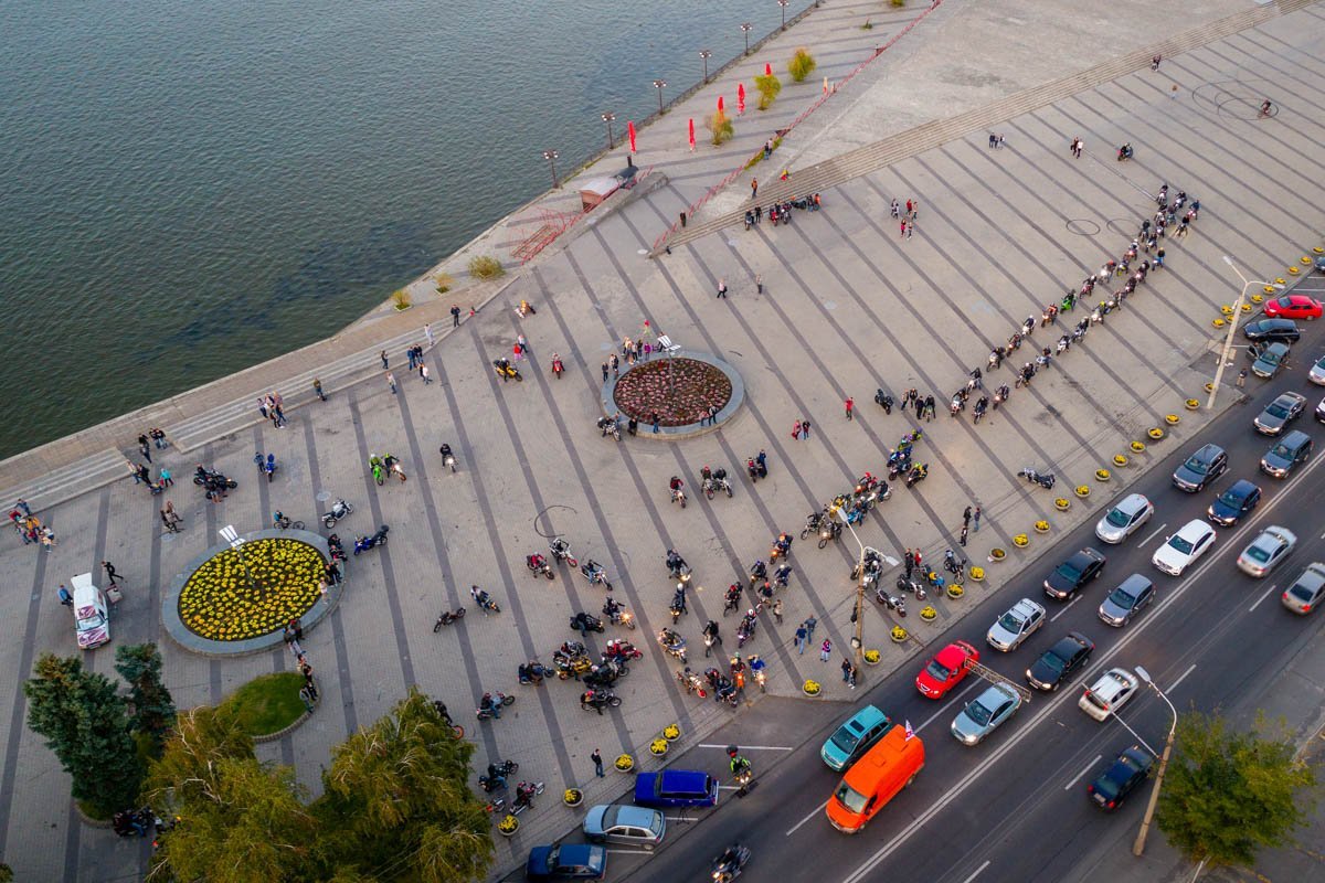Колонну сопровождали экипажи патрульных