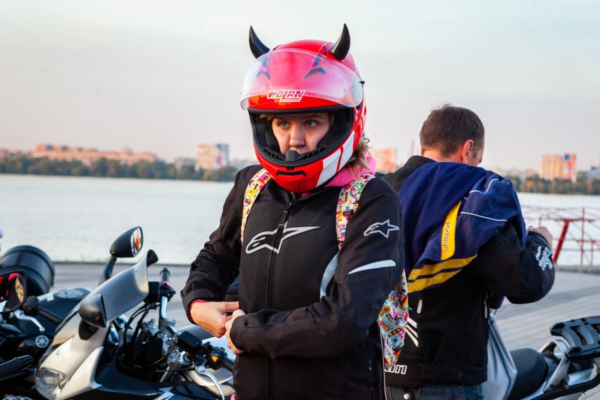 На Фестивальном причале зажгли свечи в память о погибших байкерах