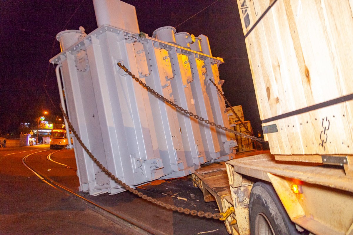 Груз съехал с платформы из-за того, что лопнула воздушная подушка