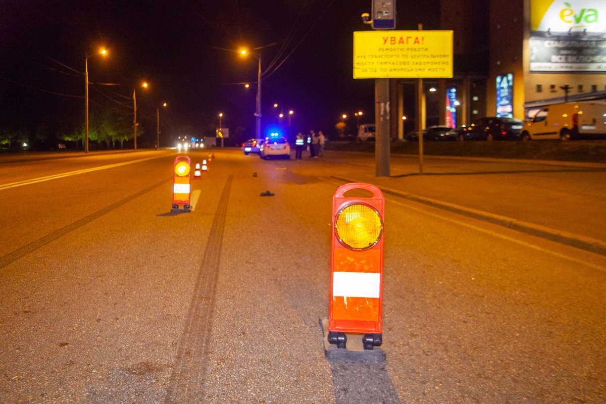 Полицейские оградили место аварии до приезда следователя по ДТП Полицейские оградили место аварии до приезда следователя по ДТП