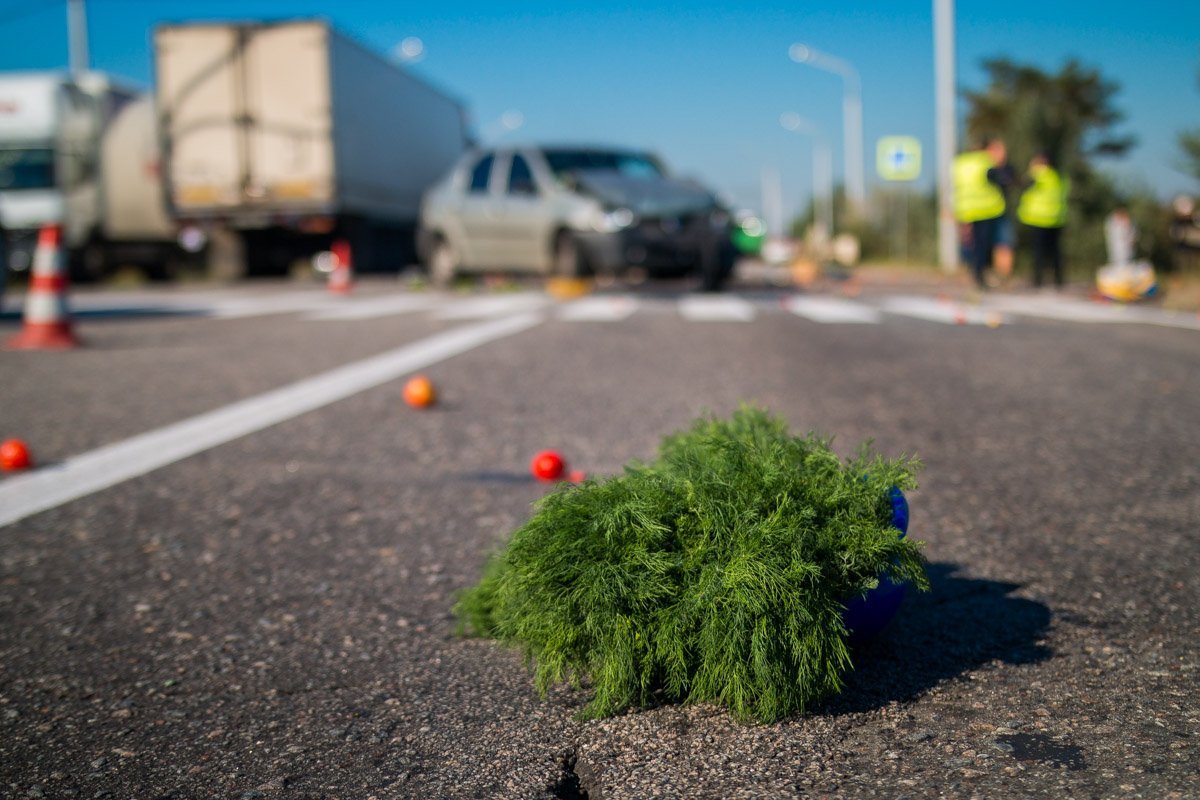 На дорогу высыпались овощи На дорогу высыпались овощи