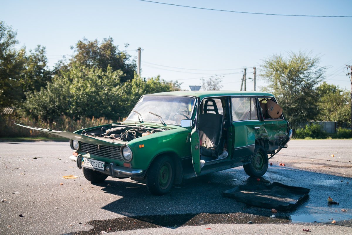 Женщина на зеленом ВАЗ пересекала перекресток по второстепенной Женщина на зеленом ВАЗ пересекала перекресток по второстепенной