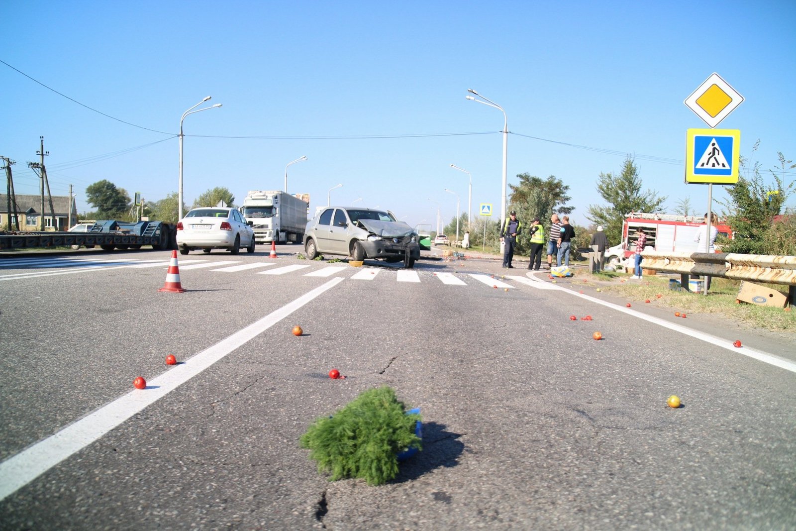 Из бензобаков автомобилей вытек бензин, поэтому, чтобы избежать воспламенения, на место ДТП вызвали бригаду ГСЧС Из бензобаков автомобилей вытек бензин, поэтому, чтобы избежать воспламенения, на место ДТП вызвали бригаду ГСЧС