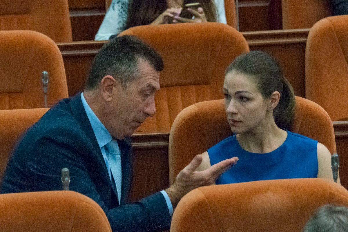 Смотри, это микро мобильный телефон, чтоб никто не запалил, что я играю в карты Смотри, это микро мобильный телефон, чтоб никто не запалил, что я играю в карты