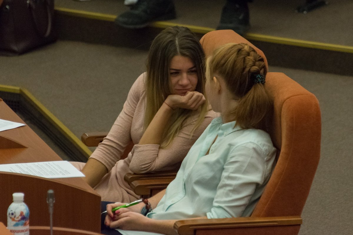 Если хочешь показать собеседнику, что ты его случаешь - смотри ему на нос. Но не переусердствуй Если хочешь показать собеседнику, что ты его случаешь - смотри ему на нос. Но не переусердствуй