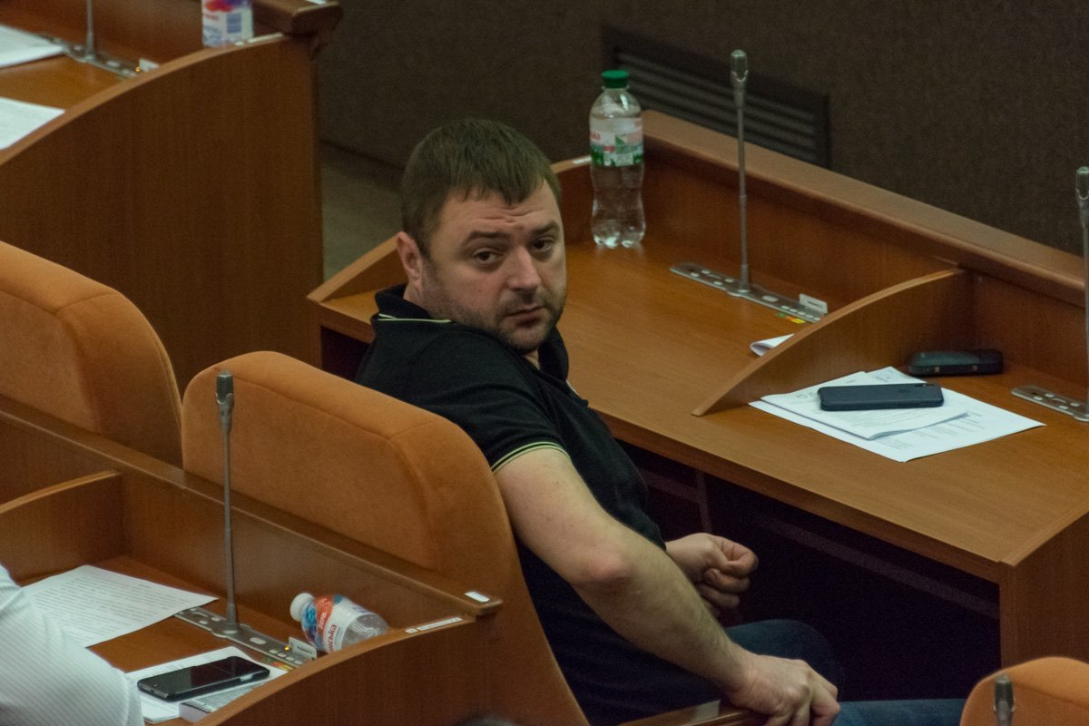 Когда жители Днепра просят городскую власть убрать мертвого голубя с козырька подъезда, где-то грустит один Михаил Александрович Когда жители Днепра просят городскую власть убрать мертвого голубя с козырька подъезда, где-то грустит один Михаил Александрович
