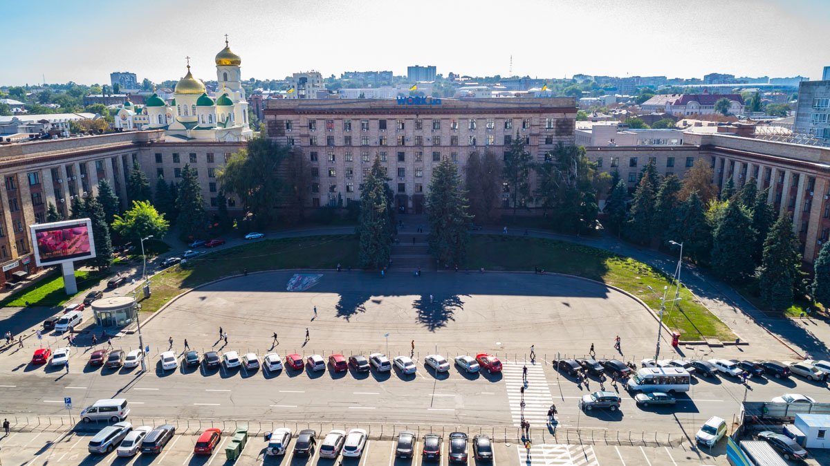 Здание находится на площади Героев Майдана Здание находится на площади Героев Майдана