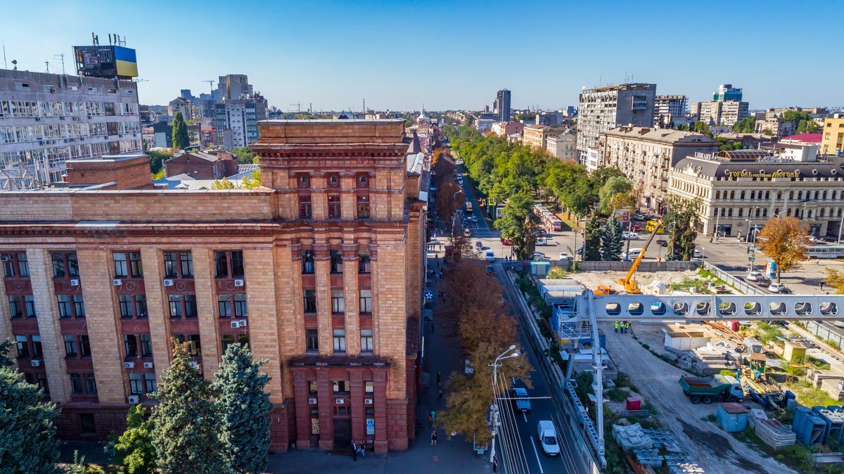 Окна здания выходят на главный проспект города Окна здания выходят на главный проспект города