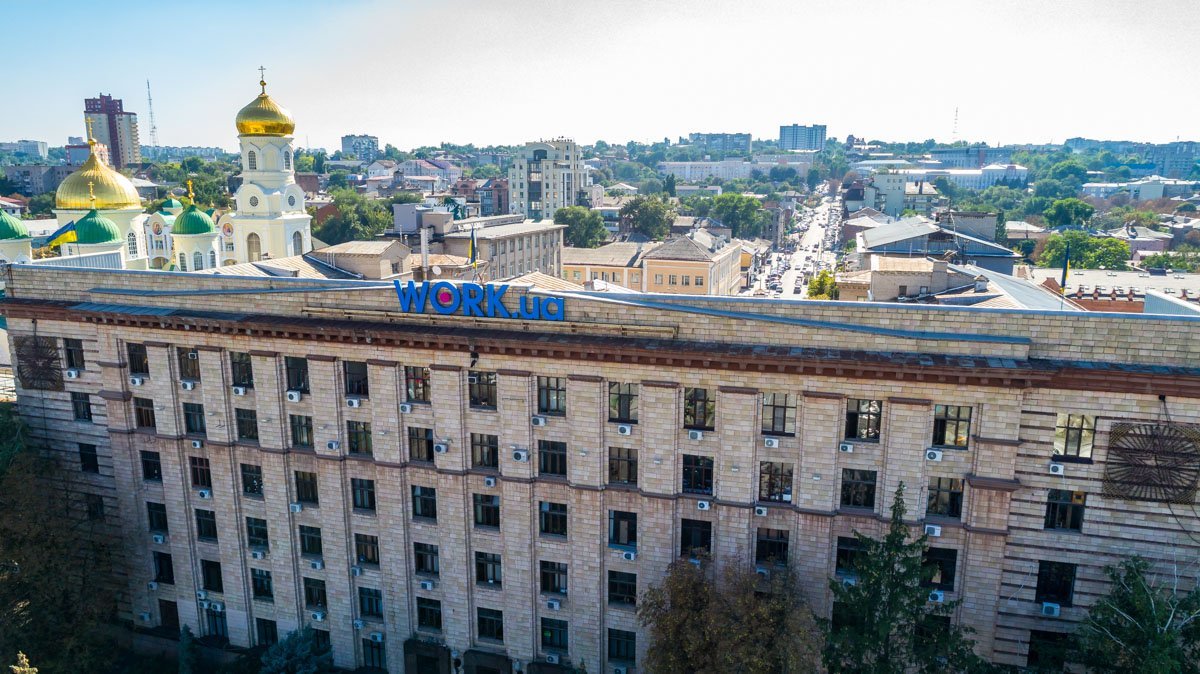 Собор все равно возвышается над городскими постройками Собор все равно возвышается над городскими постройками