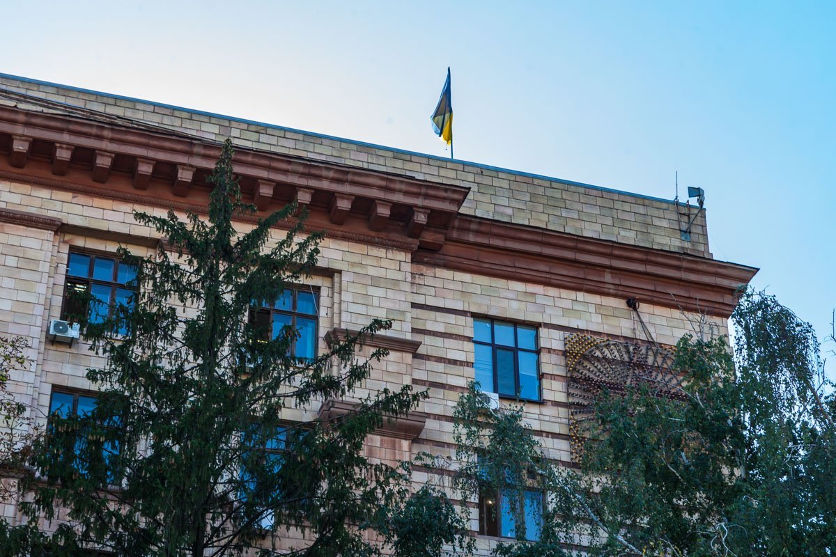 Здание украшают государственные флаги Здание украшают государственные флаги