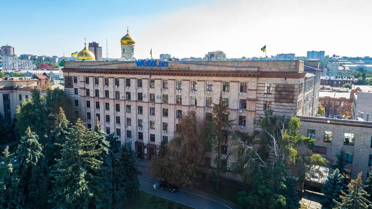 Сейчас большая часть помещений сдается под офисы Сейчас большая часть помещений сдается под офисы