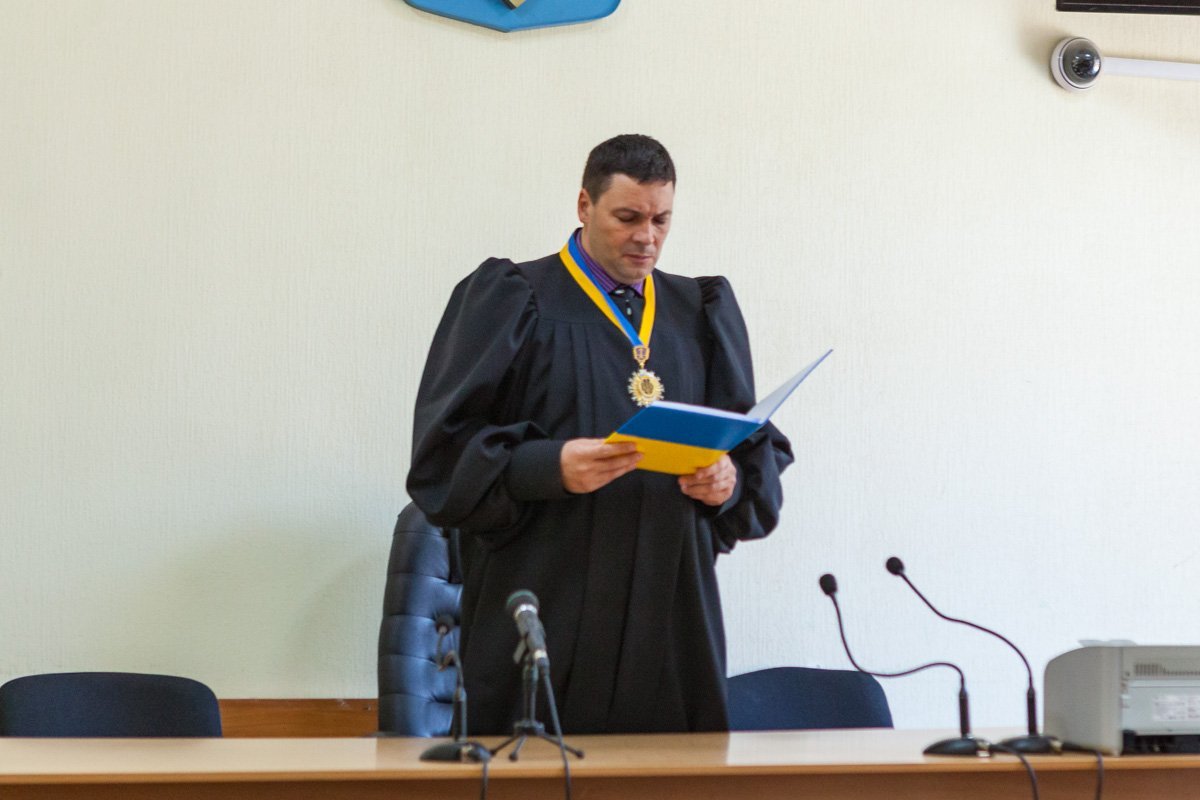 Как и перед прошлым заседанием, в этот раз под стенами суда собрался митинг Как и перед прошлым заседанием, в этот раз под стенами суда собрался митинг