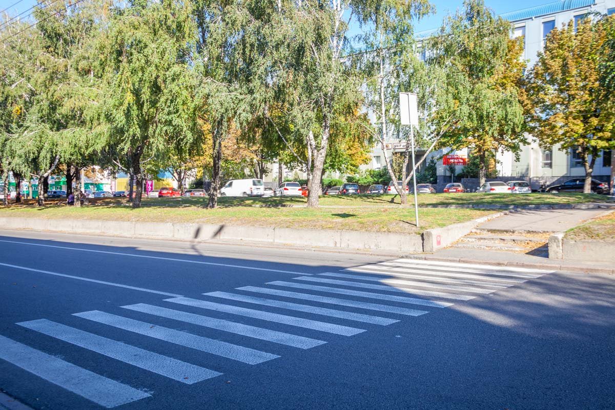 10-летний мальчик шел со школы и переходил дорогу на пешеходном переходе