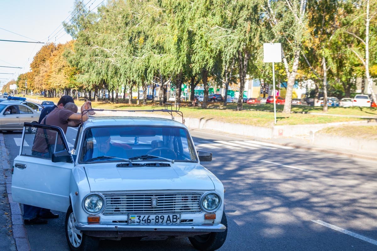 ВАЗ пешехода не заметил и задел его крылом