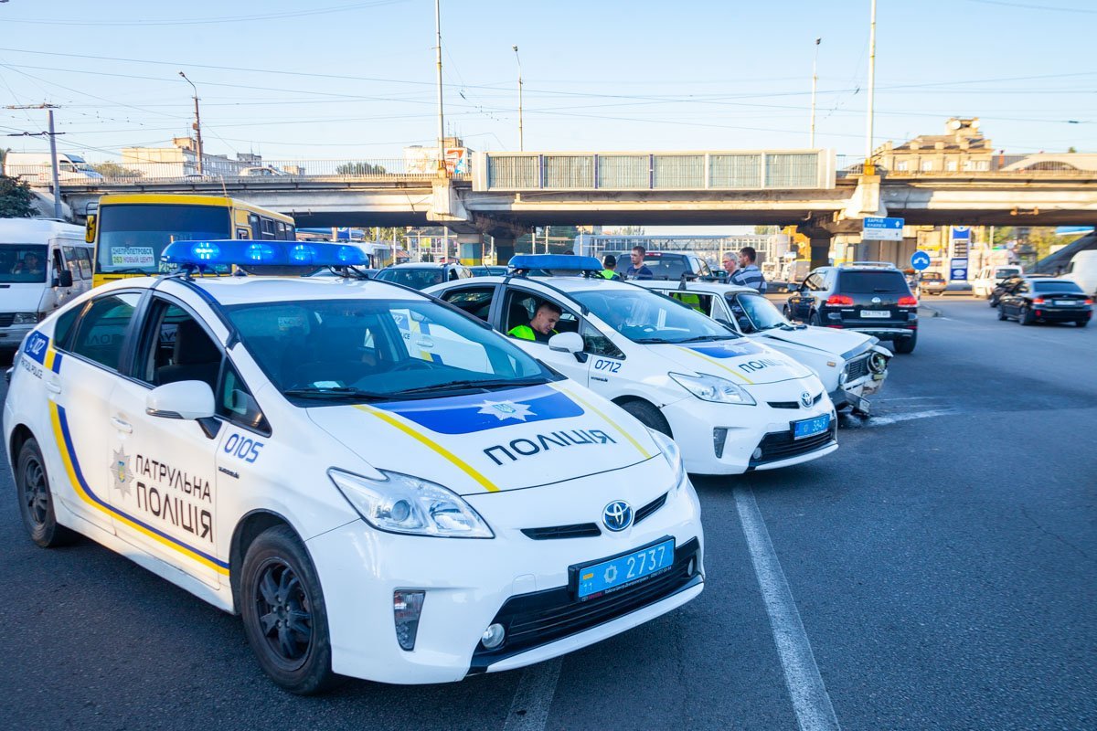 Toyota двигалась по мосту в сторону Слобожанского проспекта в крайнем левом ряду, ВАЗ ехал справа от нее Toyota двигалась по мосту в сторону Слобожанского проспекта в крайнем левом ряду, ВАЗ ехал справа от нее